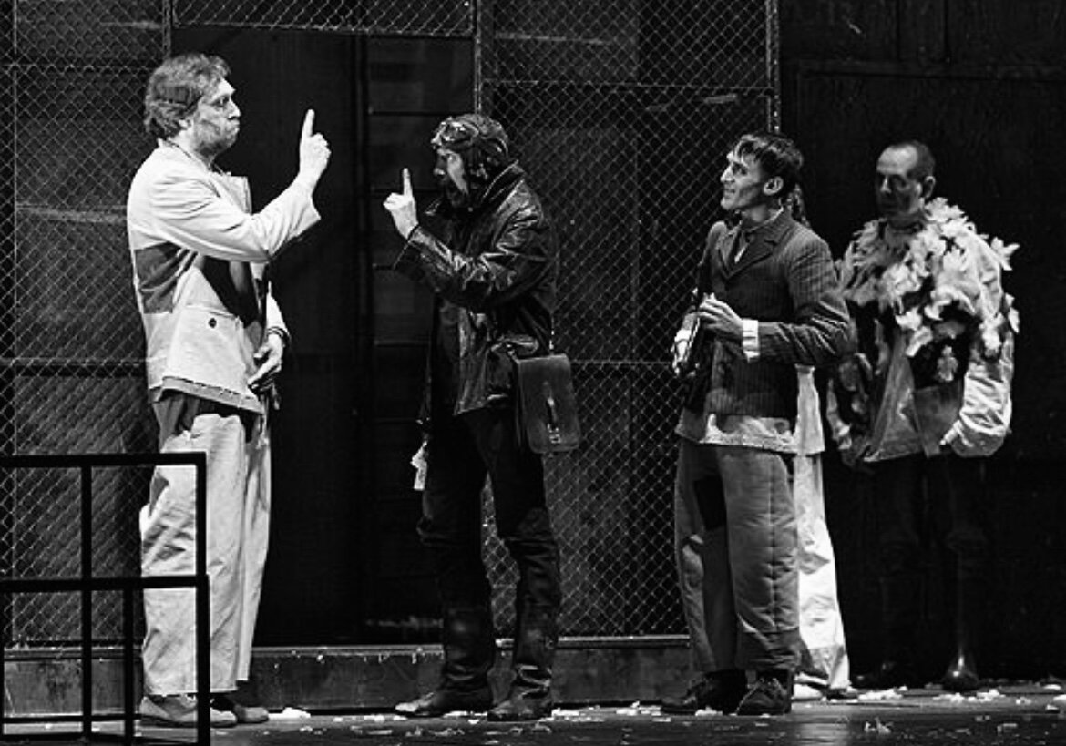 Со студенчества я обожал театр «Современник». Ходил на все спектакли и не по одному разу, а потом театр сильно изменился. Такое бывает. Пришлось искать новый любимый театр, и пока я его не нашёл