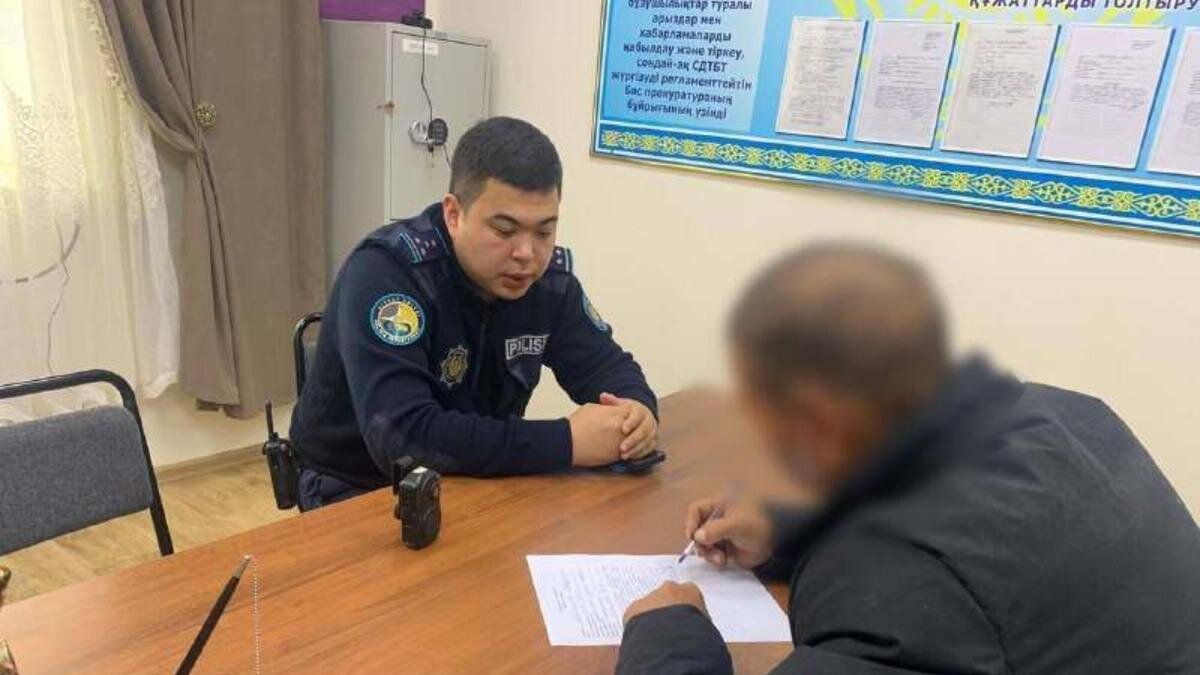    Гражданин Узбекистана и сотрудник полиции:Polisia.kz