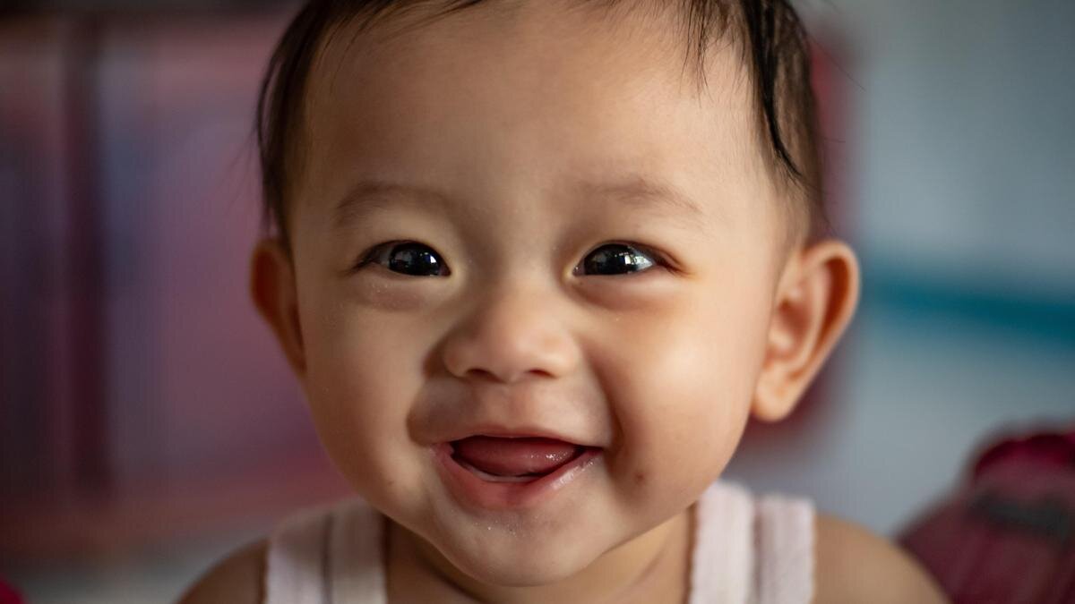    Мальчик в белой майке улыбается:Unsplash/Reynardo Etenia Wongso