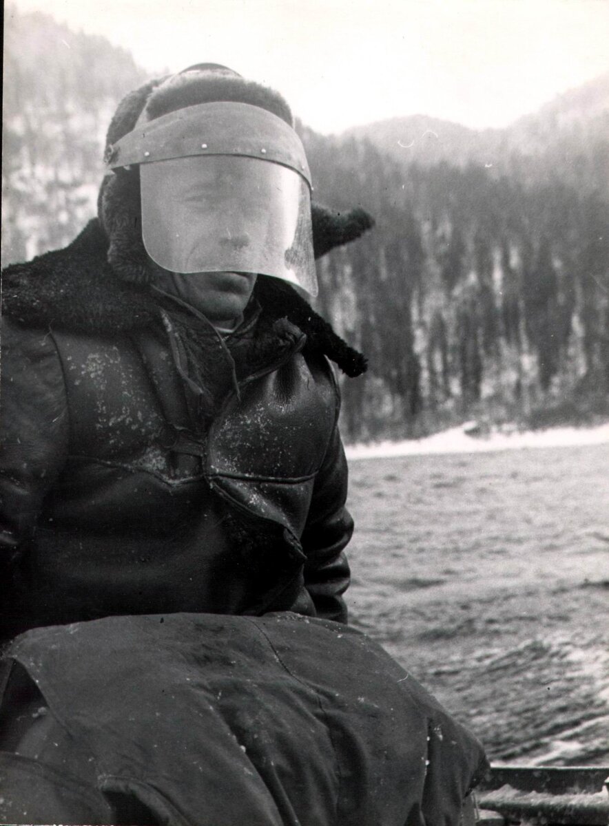 По Телецкому озеру на лодке зимой. 28.01.1972. Фото Владимира Яковлева
