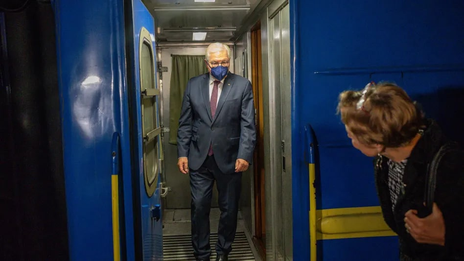 Президент ФРГ Франк-Вальтер Штайнмайер сходит с поезда на Украине.
