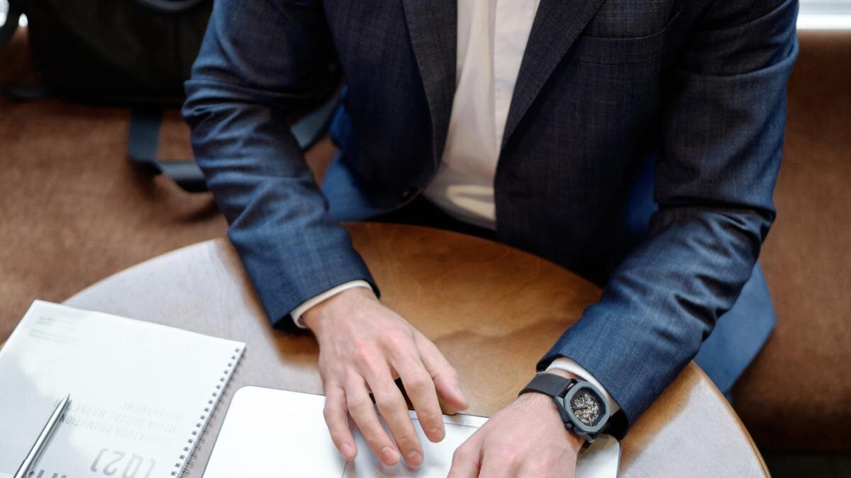    Мужчина в костюме сидит за столом:pexels.com