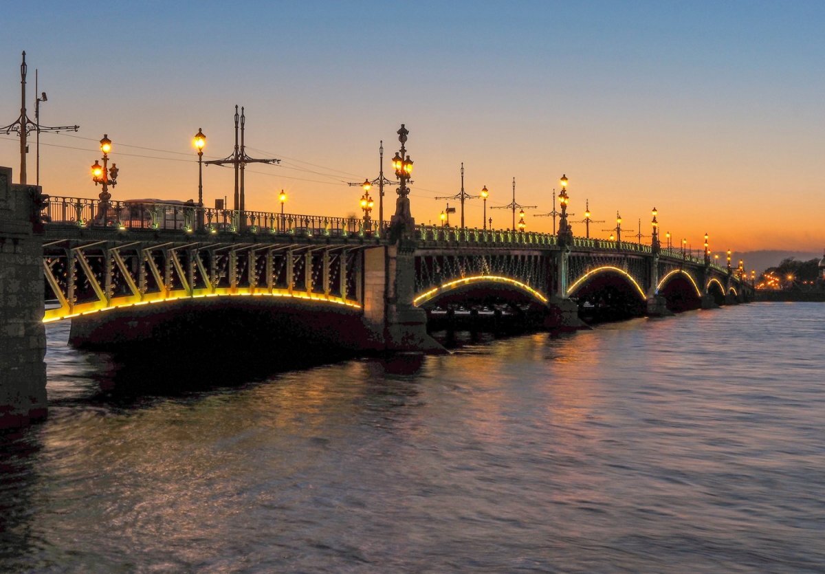 Вид на Троицкий мост с Петровской набережной