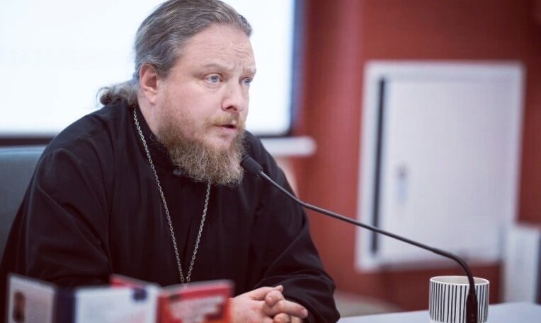 Фёдор Бородин — протоиерей, публицист, писатель, общественный деятель, настоятель московского храма свв. Косьмы и Дамиана на Маросейке, отец восьмерых детей.