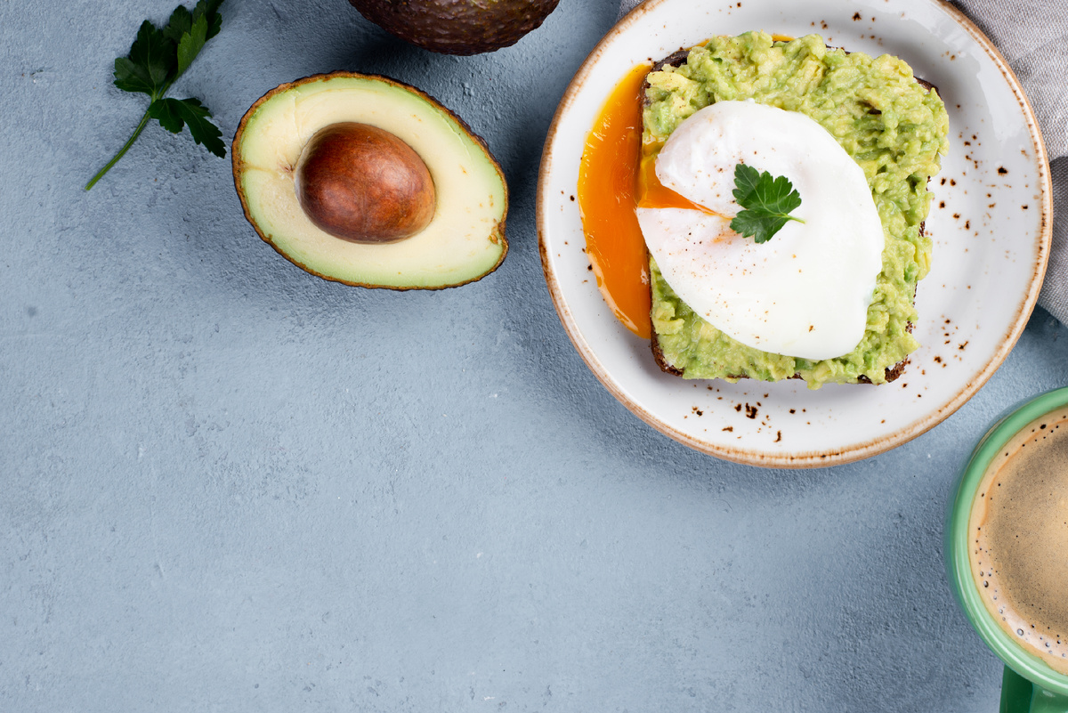 Изображение от <a href="https://ru.freepik.com/free-photo/top-view-of-avocado-toast-on-plate-with-poached-egg-and-coffee-cup_6671502.htm#page=2&query=%D1%82%D0%BE%D1%81%D1%82%20%D1%81%20%D0%B0%D0%B2%D0%BE%D0%BA%D0%B0%D0%B4%D0%BE%20%D0%B8%20%D1%8F%D0%B9%D1%86%D0%BE%D0%BC&position=4&from_view=search&track=sph">Freepik</a>