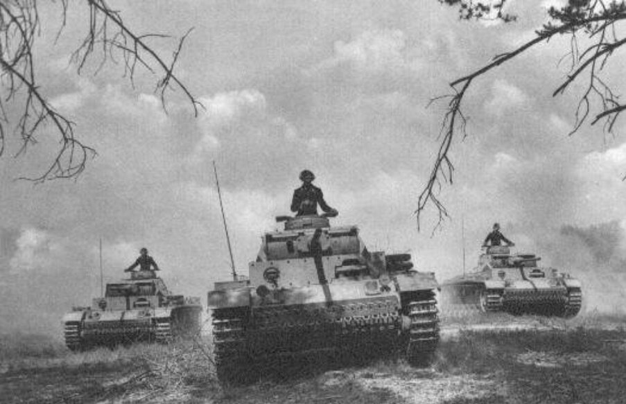 На Борисов наступала 18-я танковая дивизия немцев. На начало войны списочный состав танков: 6 Pz.I, 50 Pz.II, 114 Pz.III (в т.ч. 15 машин с 50-мм пушкой), 36 Pz.IV и 12 командирских Bef.Pz. Всего 218 танков. На подходе к Борисову на ходу могло быть 120-150 танков. Одна мотопехотная рота имела бронетранспортёры.