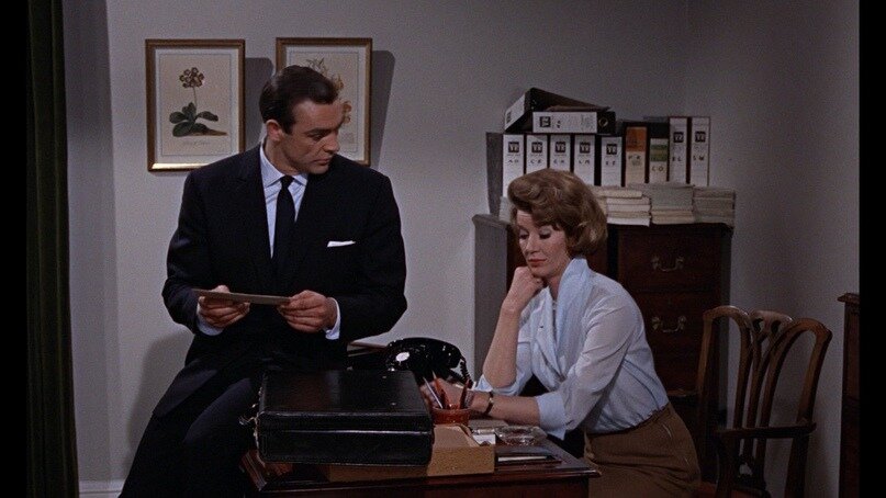 секретарша начальника Бонду нужна для оттачивания чувства юмора