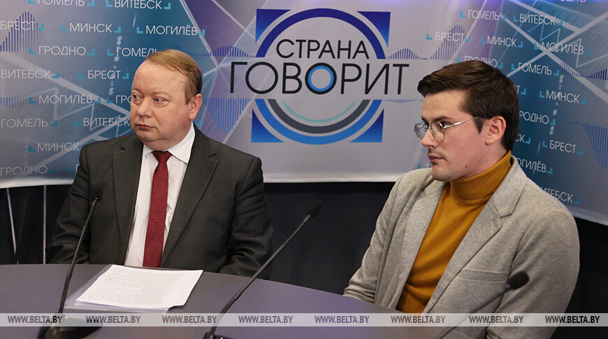  Юрий Емельяненко (слева)Поисковик о патриотическом воспитании детей: важны не лекции, а возможность увидеть и потрогатьКроме того, по его словам, для полноценного гражданско-исторического воспитания учащихся важно активизировать работу школьных музеев. "У нас в стране в учреждениях образования функционируют около 1,5 тыс. музеев. Из них чистый военно-исторический профиль имеют более 200. Остальные же музеи смешанного профиля, но практически у всех из них есть некий уголок или экспозиция, посвященная истории ВОВ и военной истории Беларуси", - заметил Юрий Емельяненко.Проект создан за счет средств целевого сбора на производство национального контента.-0-В Год исторической памяти в Беларуси создали 17 военно-патриотических клубов для детей"Выявляем новые факты и сопоставляем их с показаниями свидетелей". Прокурор о военных преступниках