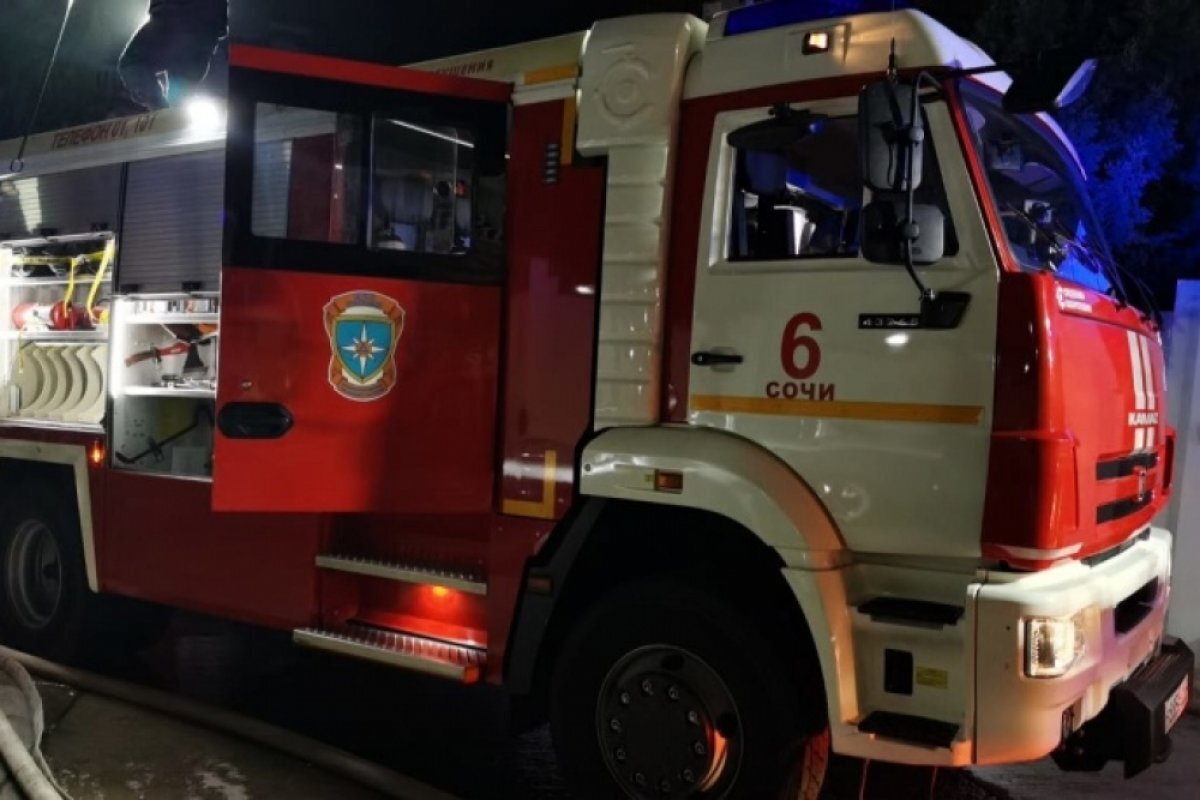    В Сочи ночью случился пожар в двухэтажном доме на площади 64 кв. метра