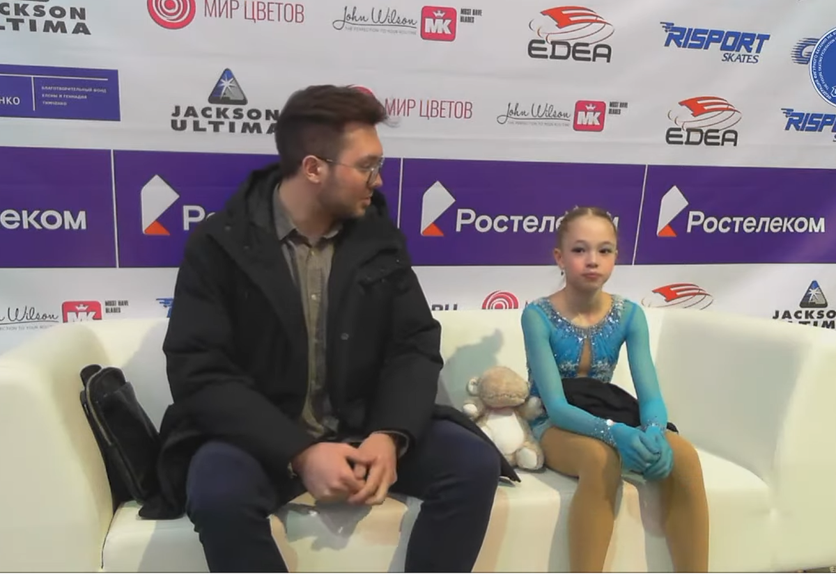 Дарья Сарымсакова с тренером младшей группы