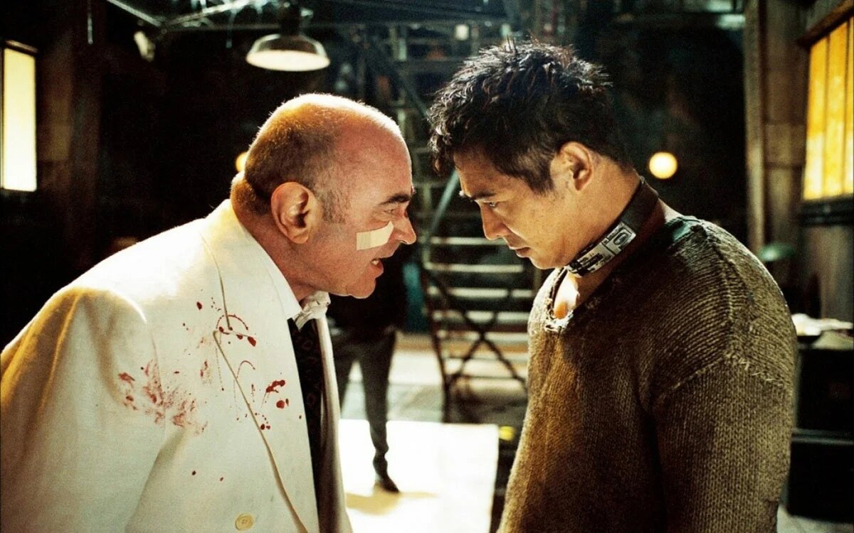 Кадр из фильма «Дэнни Цепной пёс» («Danny the Dog», 2005)