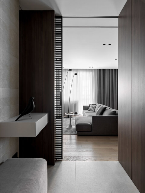 Вид из прихожей на гостиную. Пуф изготовлен на заказ. Торшеры, Davide Groppi.