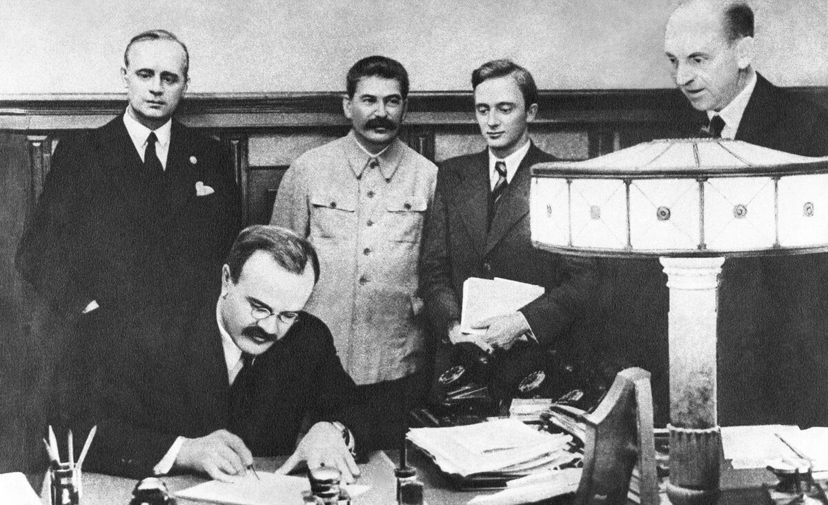 Подписание пакта Молотова-Риббентропа.