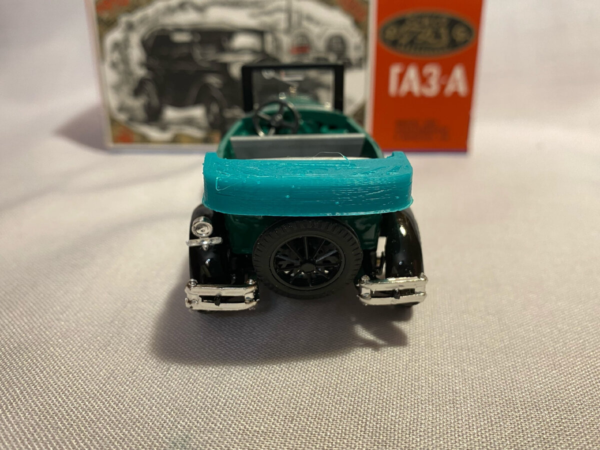 Сзади изменений два и, к слову, оба очень положительных: во-первых, исчезли дыры на крыльях; во-вторых, тент стал из столь желанного коллекционерами "цветного пластика"! 