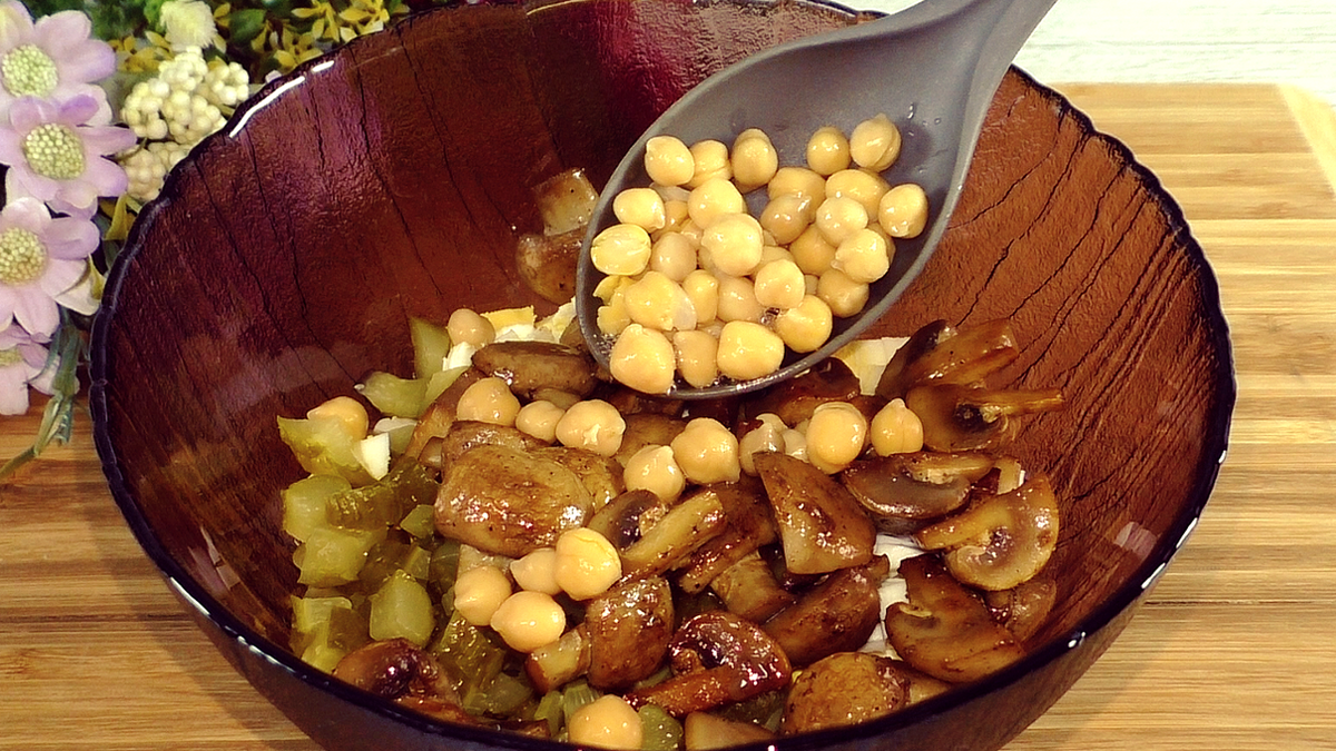 Салат с маринованными шампиньонами и сыром – простой рецепт вкусного праздничного салата