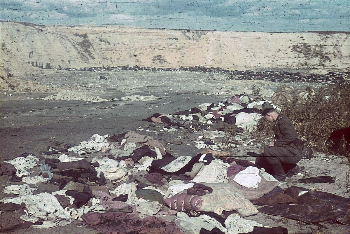 Эсэсовец роется в вещах растрелянных в Бабьем Яру, Киев, 1 окт 1941 г. // Johannes Hähle / waralbum.ru