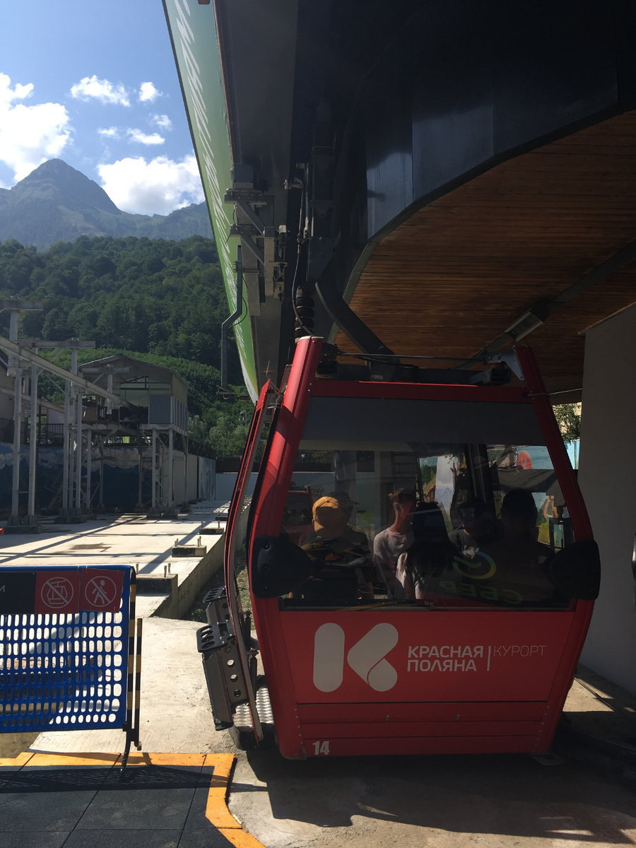 Красная кабинка канатной дороги курорта Красная Поляна