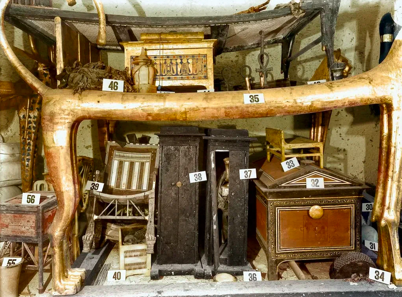 Фото, сделанное в одной из комнат гробницы Тутанхамона (1922 год, вскоре после ее обнаружения).