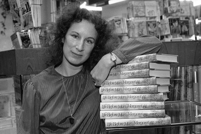    Маргарет Этвуд со своими книгами