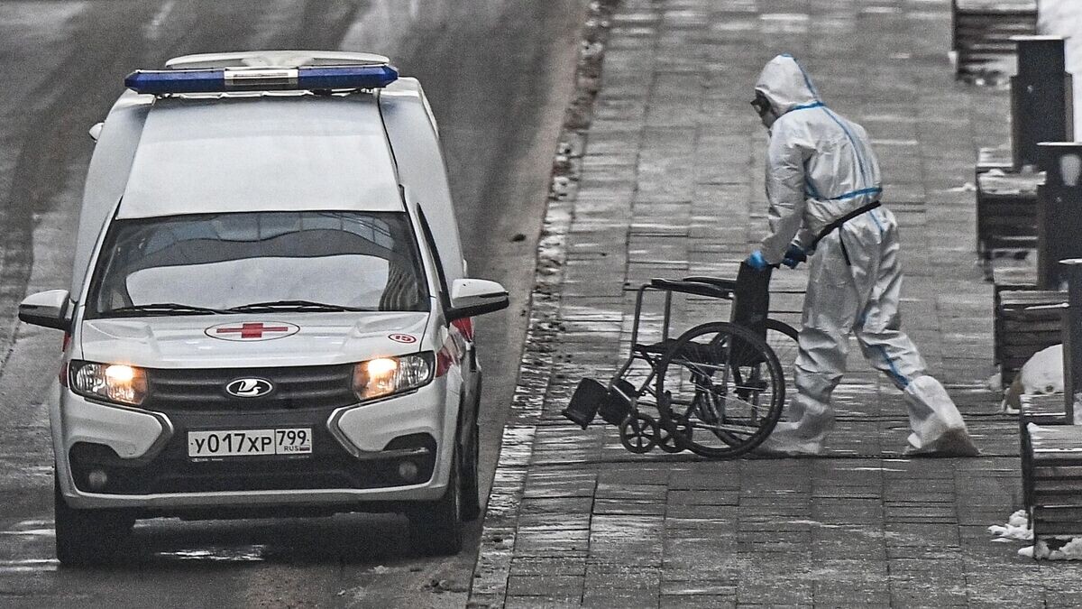    Медицинский работник возле автомобиля скорой помощи на территории карантинного центра в Коммунарке© РИА Новости / Евгений Одиноков