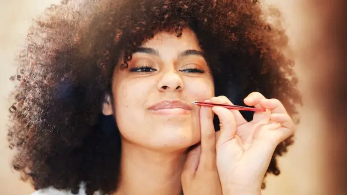 Так же просто выщипывать волосы пинцетом. Фото: Getty