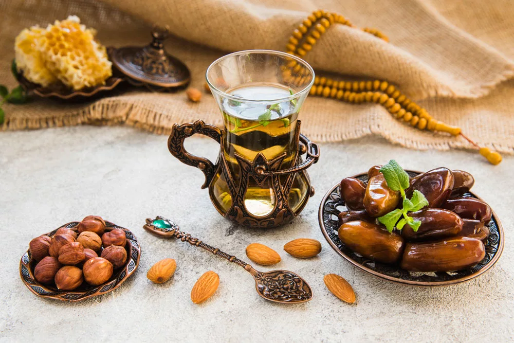 Ифтар финики. Ramadan финики. Рамадан мубарак финики. Чай с сухофруктами. Финики и вода рамадан