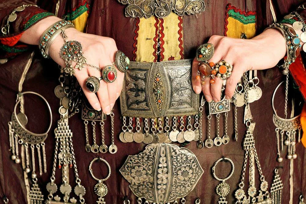 Искусные умельцы. Промыслы Дагестана Кубачи. Искусство Дагестана Кубачи. Дагестан Кубачи ювелирные изделия. Ювелиры аула Кубачи