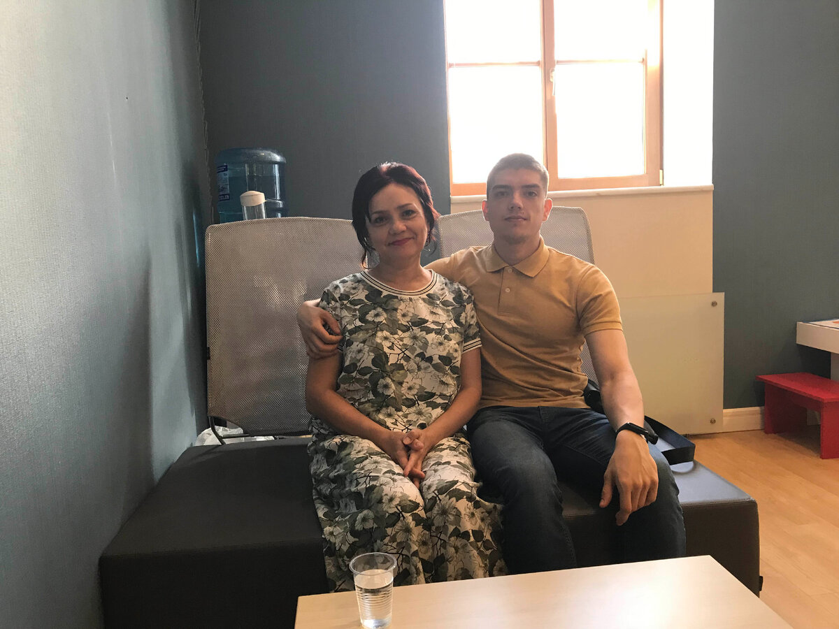 Мы с Митей у застройщика в Питере. Митя поддерживает маму.