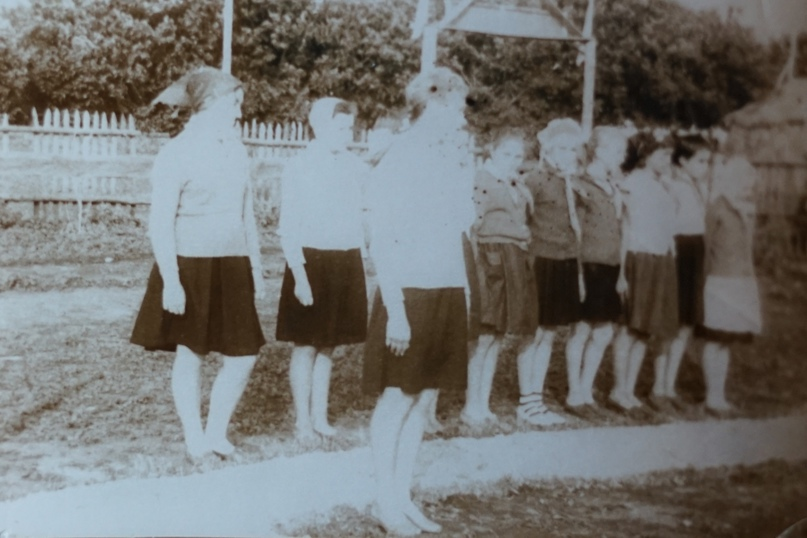 Нина Коваль на школьной линейке 