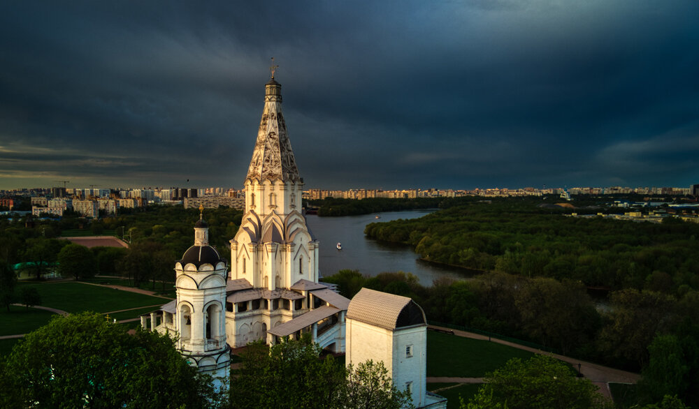 Храмы вдоль реки с высокой спинкой