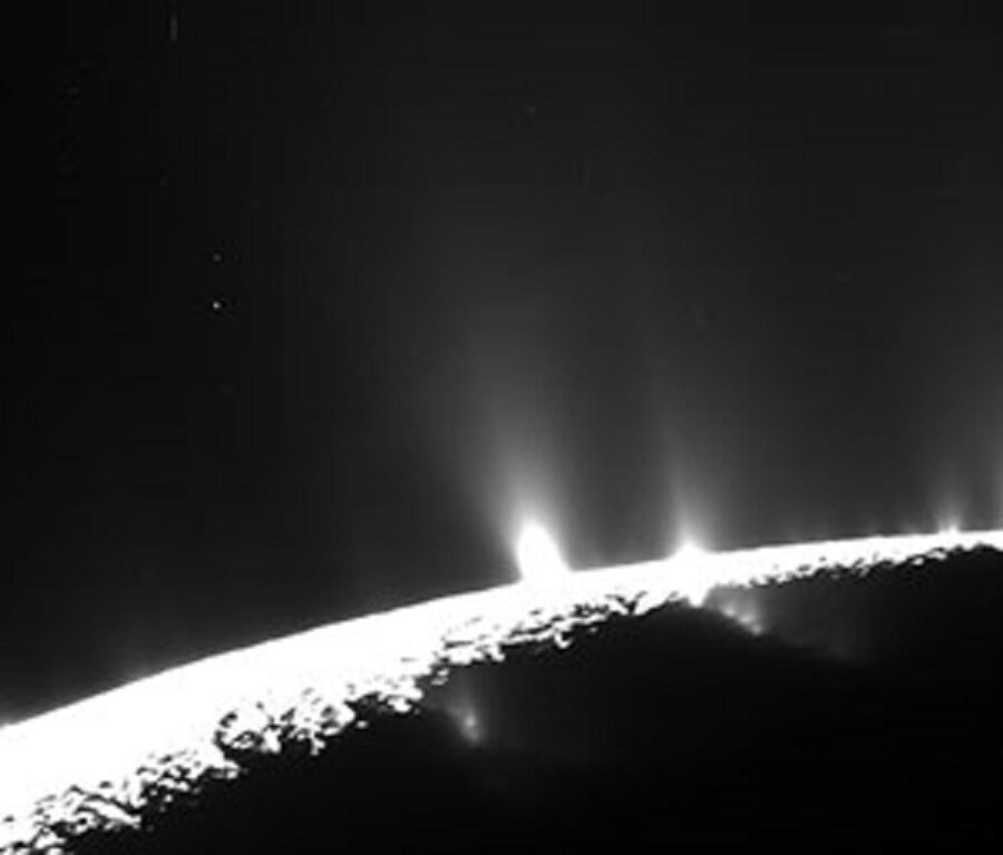 Гейзеры на Энцеладе. © NASA/JPL-Caltech/Space Science Institute/Planetary Science Institute 