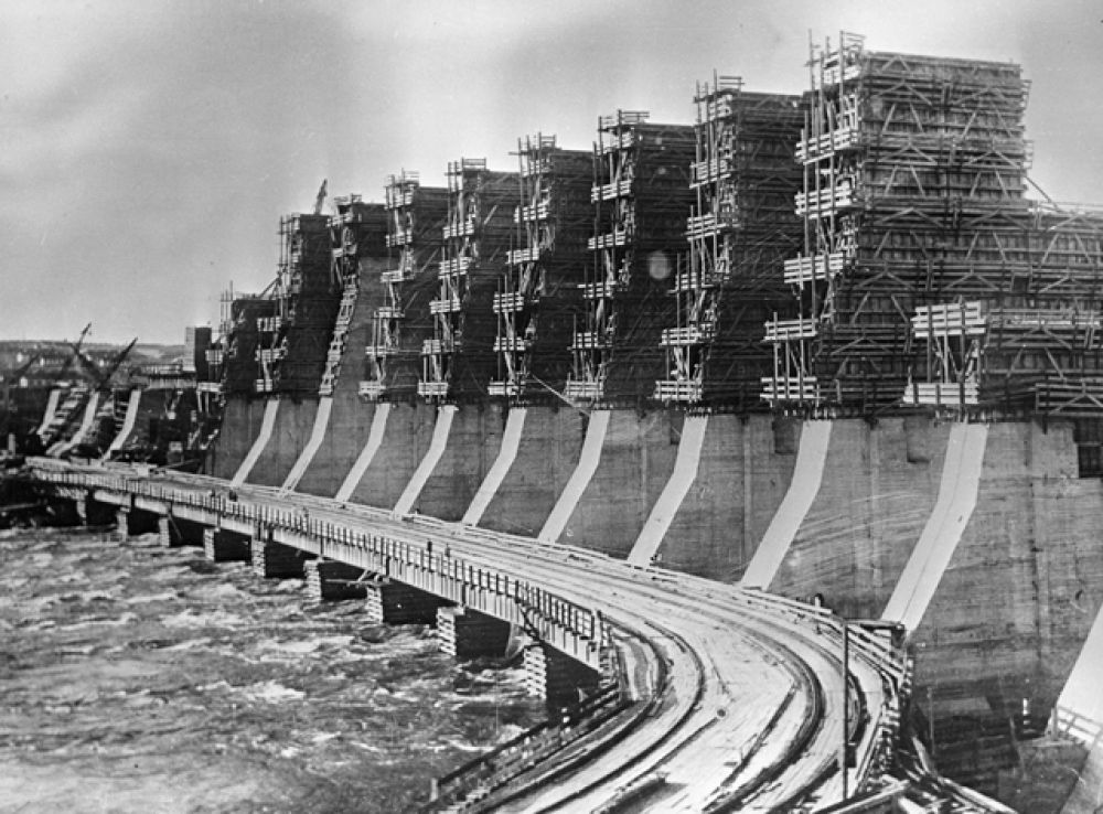 Строительство Днепропетровской гидроэлектростанции, 1932 год
