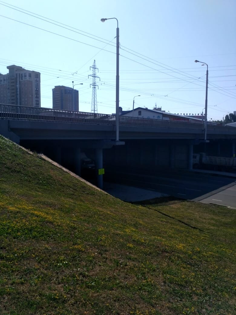 Въезд под мост и в тоннель. Фото автора.