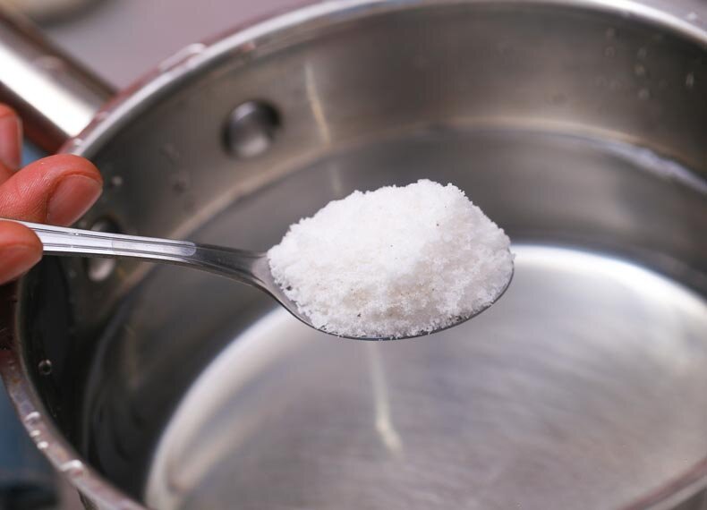 Кипящая соль. Сахар в кастрюле. Налить воду в кастрюлю. Соленая вода в кастрюле. Довести воду до кипения.