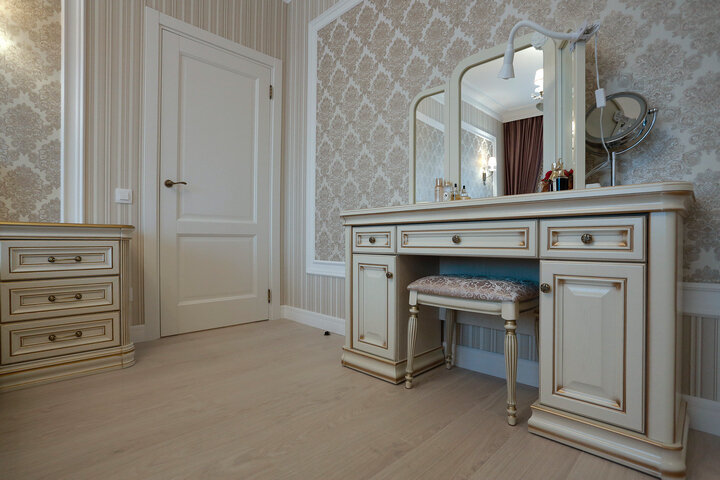 Сочетание обоев с разным рисунком в спальне