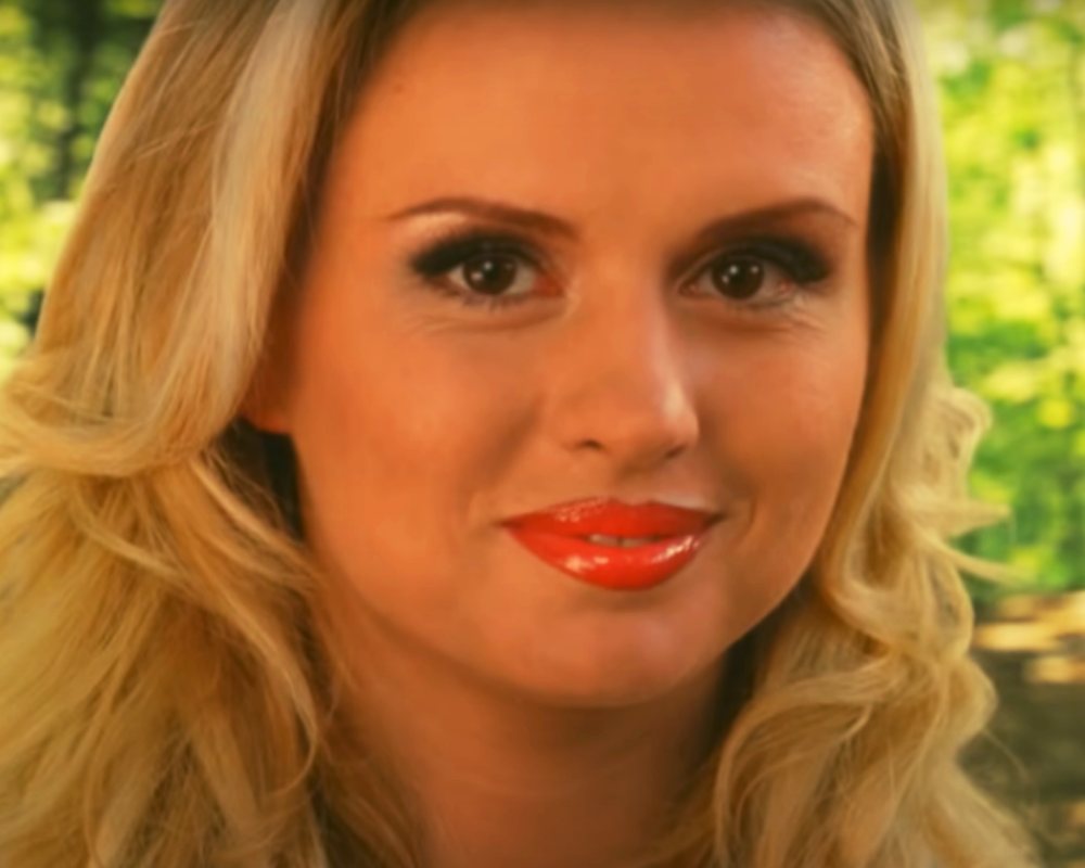 Внешность привлекательная, но вот голос оставляет желать лучшего