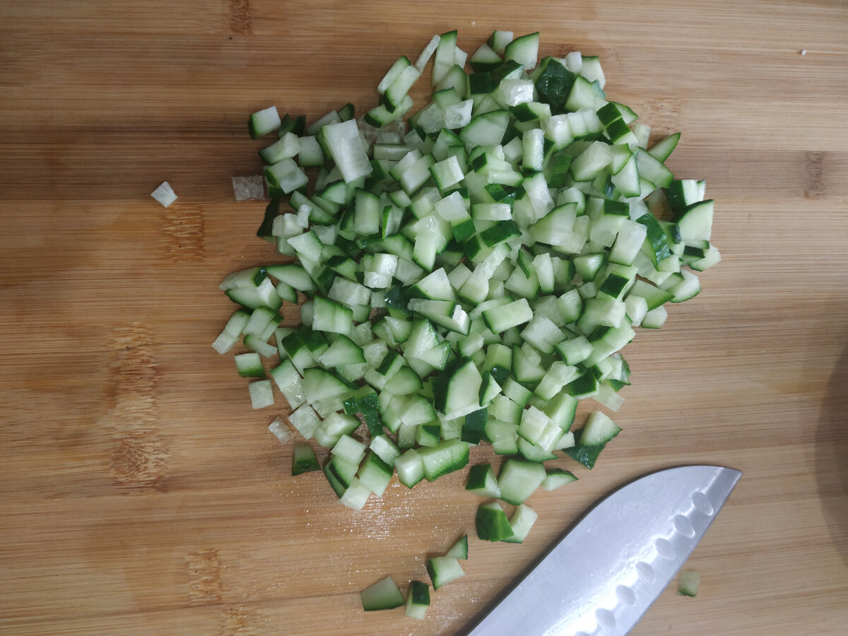 нарезать огурец кубиками