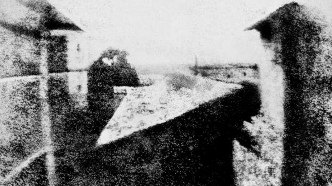 Первая в мире фотография «Вид из окна», Жозеф Нисефор Ньепс, 1826 год 