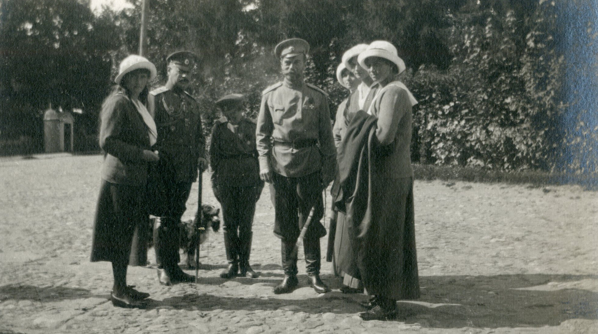 Государь, великие княжны: Мария, Татьяна, Ольга (справа), наследник цесаревич Алексей Николаевич со своим спаниелем Джоем, генерал Алексеев М. В.(?), великая княжна Анастасия Николаевна, 1916 г.