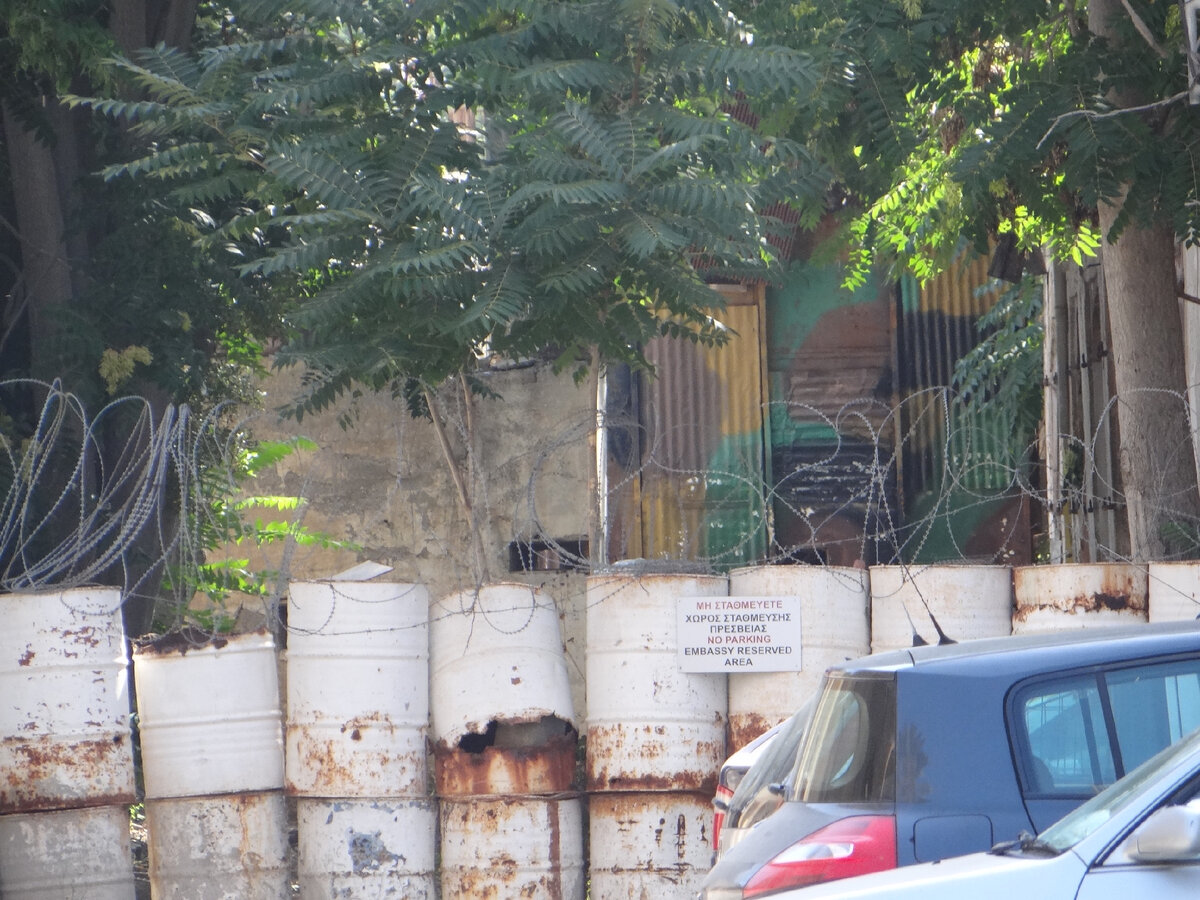 Стена в Никосии между Турецким и Греческим Кипром