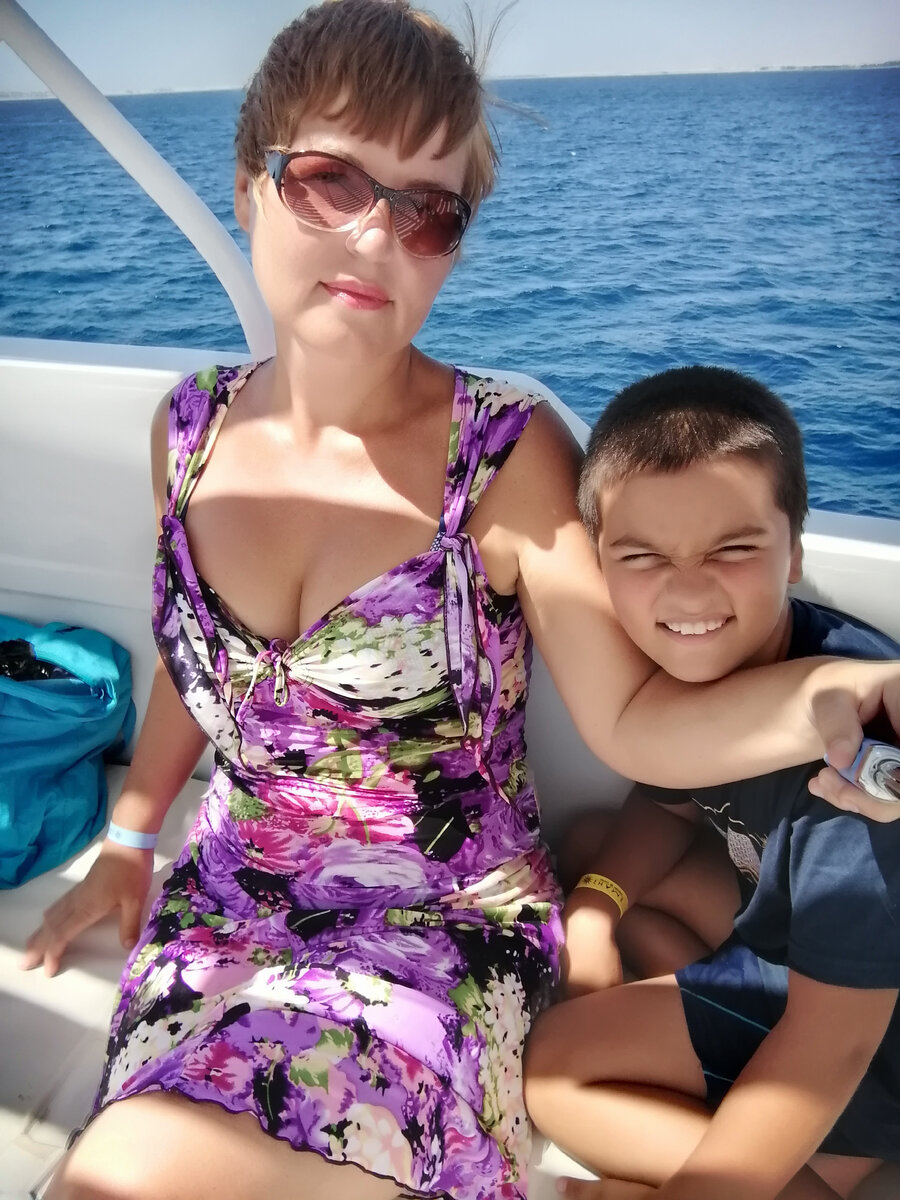 Мы с сыном ждем инструктаж на верхней палубе. Смотрим на иностранцев и заодно фотографируемся. Личное фото. 