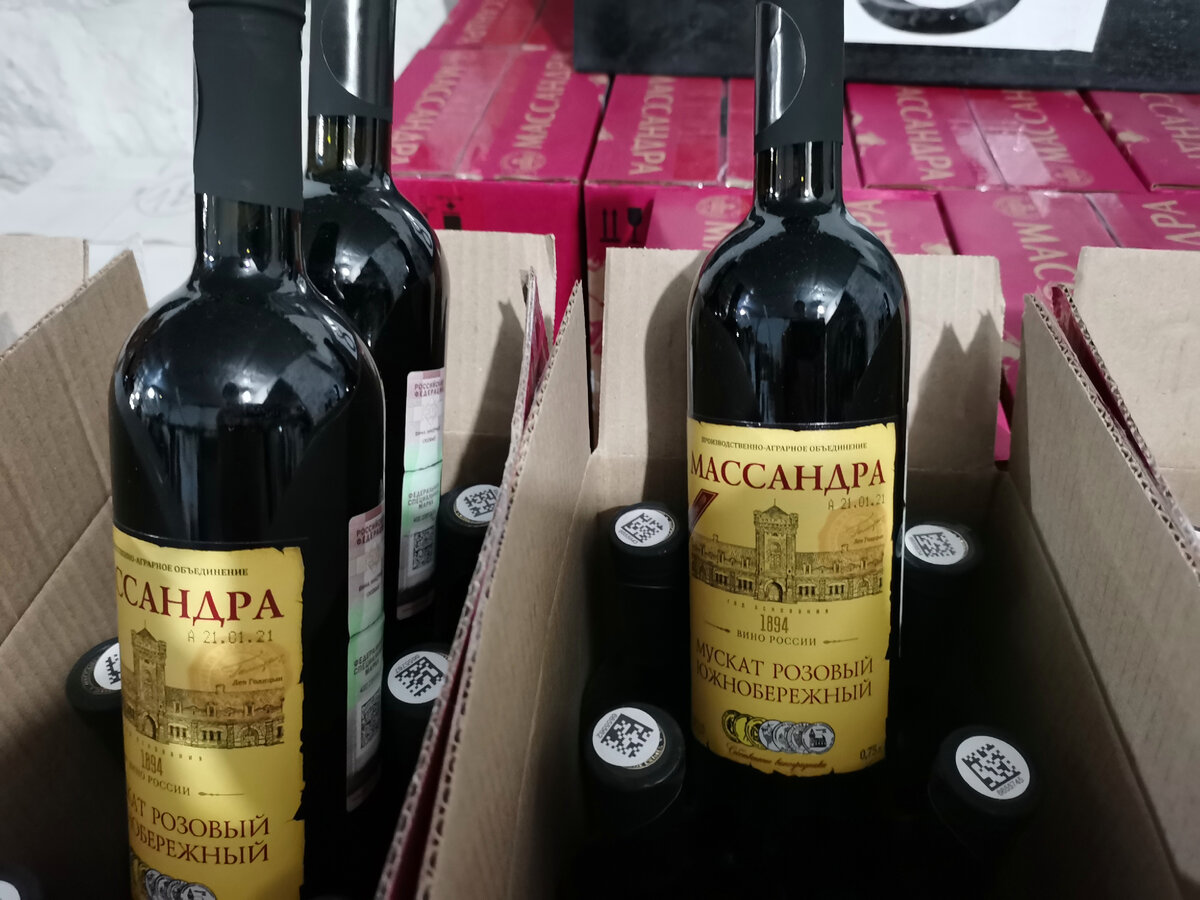 Из магазина при заводе "Массандра" люди выносили вино коробками ...