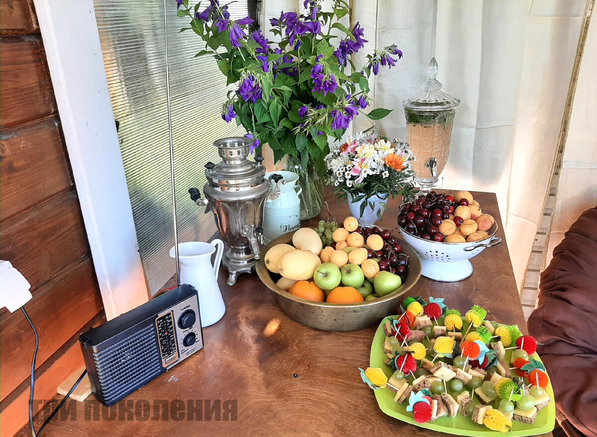 Летом так здорово собираться на веранде