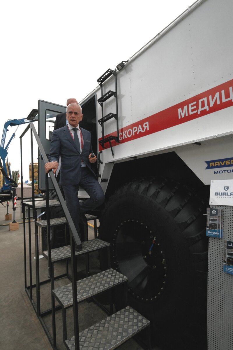 Геннадий Онищенко знакомится с медицинским вездеходом «Бурлак»