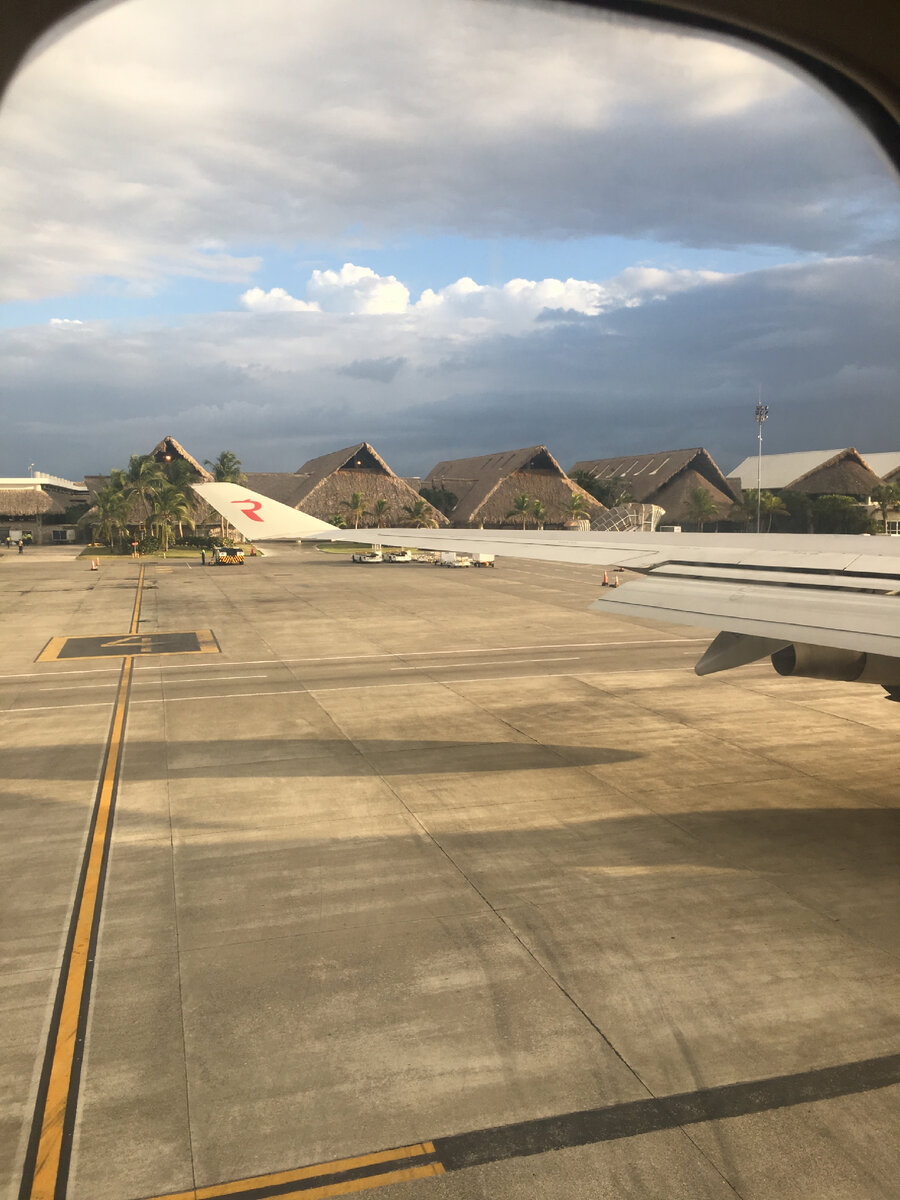 Аэропорт Пунта-Кана встречает своим необычным видом. Крыши напоминают бунгало на пляже, но когда заходишь в аэропорт, то с удивлением замечаешь, что там практически нет глухих стен. Только разделены зоны таможенного контроля и зона прилёта. Не смотря на большую очередь, все проходит достаточно быстро. Покупается виза по прибытии, до того, как пройдёшь таможню. Ну и дальше трансфер в отель. Barcelo bavaro beach - это 5 звёзд, ультра все включено, 18+. Огромная территория, море развлечений. Вот некоторые из них!