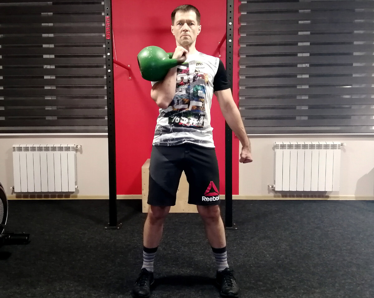 Левый кулак сжат. Готовлюсь к Гринд. 