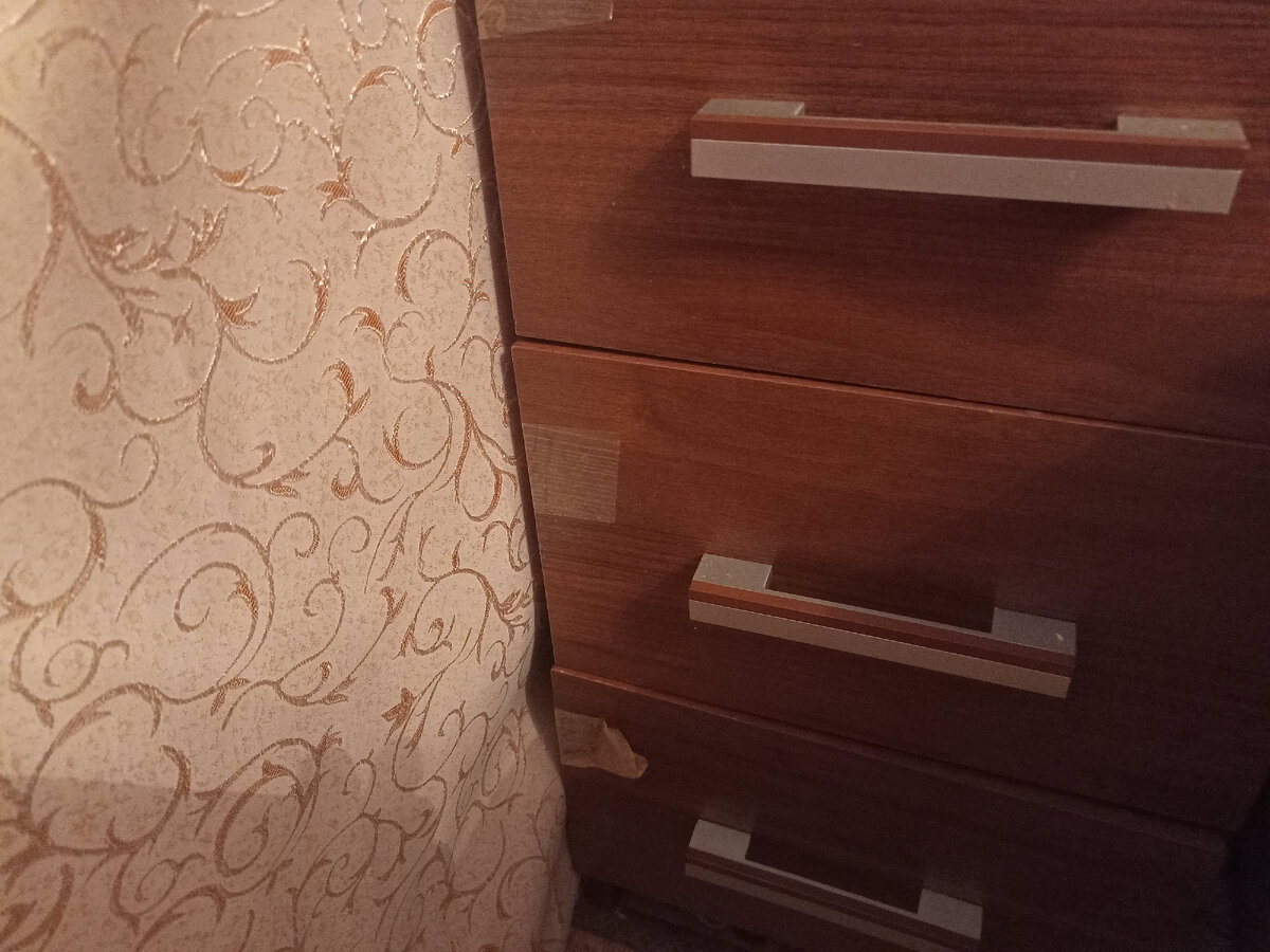 Заклеить ящики скотчем от маленьких детей.