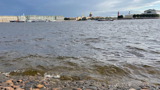 Еду через Дворцовый мост в Петербурге