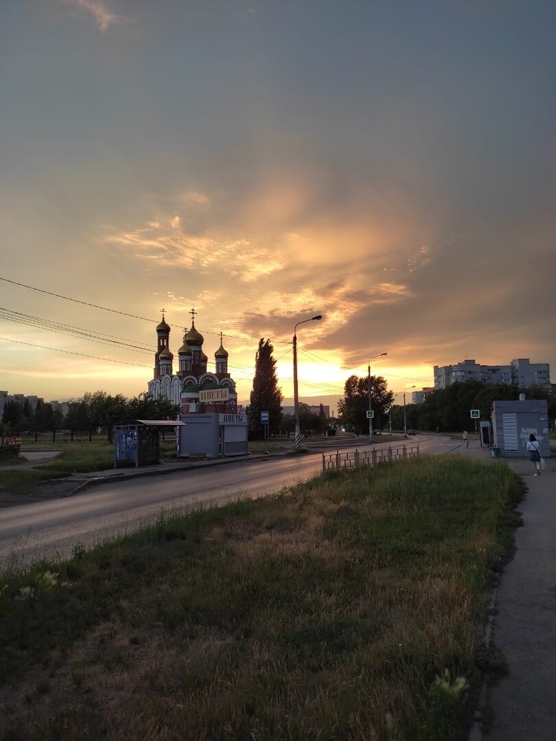 Вечерний пейзаж и тот самый Христорождественский собор.  