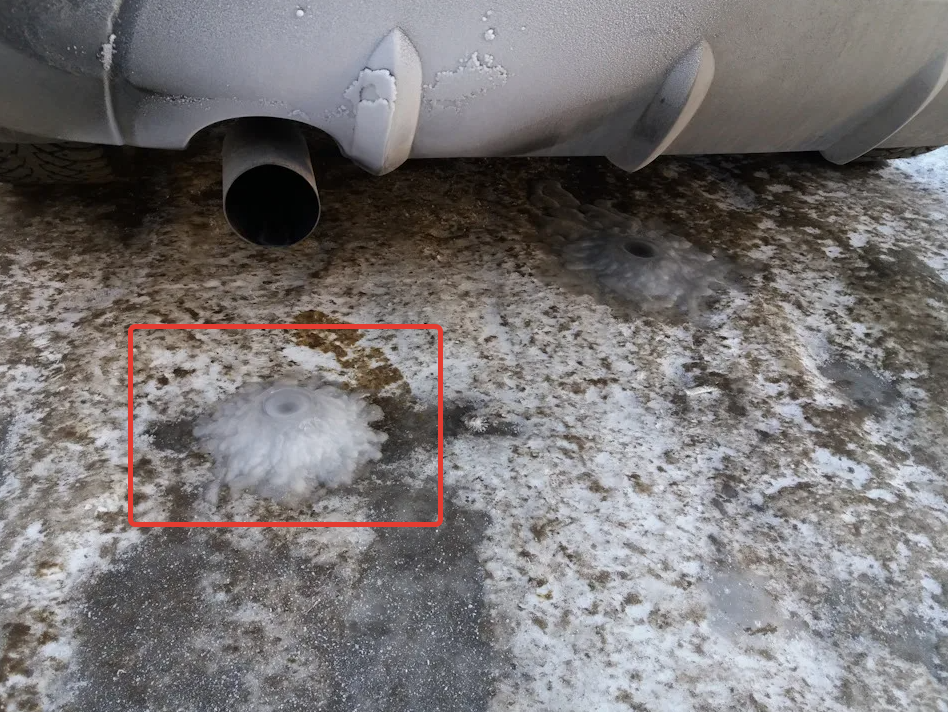 "Ледяная лужа" - говорит о том, что ночью конденсат из трубы выходил. Значит он и в трубе есть. И не исключено, что столько, что закупорил систему.